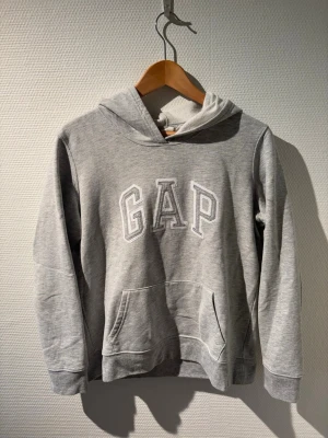 GAP Hoodie  - Grå hoodie med luva från GAP🩶 Storlek M