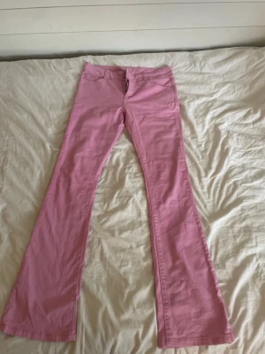 Rosa jeans - Jättesnygga rosa jeans som inte kommer till användning! 