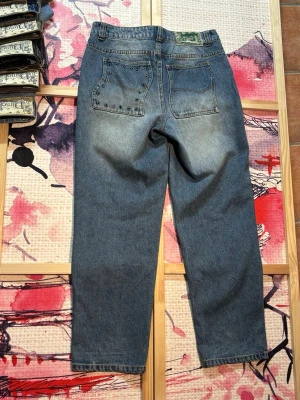 Dime Relaxed Denim Pants – Sandblasted Indigo - Köpta i USA för ca 1 350 kr. Använda några gånger men i mycket fint skick utan synliga tecken på användning.  Unik sandblasted indigo-färg med snygga stud details/hål på två av fickorna. Finns inte att köpa i Sverige.  Perfekta för streetwear, skate, vintage, Y2K och casual outfits. Relaxed fit.  Dime Relaxed Denim Pants – Sandblasted Indigo.  Size W30. Bought in the USA for approx. 1,350 SEK. Worn a few times but in excellent condition with no visible signs of wear.  Unique sandblasted indigo c