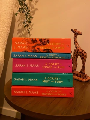 A Court of Thorns and Roses-serien - Säljer hela bokserien 'A Court of Thorns and Roses' av Sarah J. Maas. Det syns på bokryggen att de har blivit lästa, men alla bra böcker förtjänar ha en skrynklig rygg! Kan mötas upp i Sthlm området, annars blir det frakt såklart! Köpte alla fem böckerna för ca 1000 spänn 