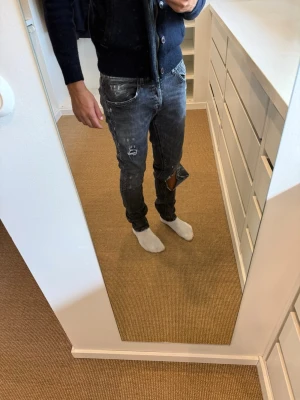 Dondup jeans gråa - Jeans från Dondup - Storlek 32 - Skick 8,5/10 - Modell George - Hålet och slitningar är del av modellen - Tags och Box följer med