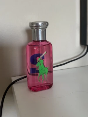 Ralph lauren parfym - Jag säljer denna parfym då jag hade en sån parfym innan och fick den igen men vill inte längre ha den så jag har hittat en jag tycker om mer. Har ändas använt ett sprut för att lukta på den. Så den är som ny 