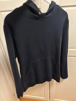 Mörkblå hoodie från J.Lindeberg - Riktig schysst hoodie ifrån J.Lindeberg i storlek M  o i en marinblå färg.Priset är förhandlingsbart så bara att buda på