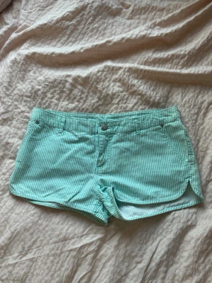 Turkosa randiga shorts - Snygga turkosa shorts med vita tunna ränder. Perfekta för sommaren!! (Säljer då de är för stora för mig)💕