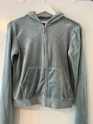 Juicy couture zip-up hoodie grön + juicy couture byxor grön - Mysig, grön, juicy, couture, zip-up, hoodie med matchande juicy couture byxor i samma gröna färg. 