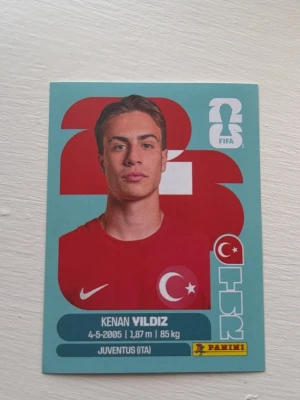 Kenan Yildiz FIFA Panini sticker - Säljer Kenan Yildiz FIFA Panini sticker från detta VM 2026