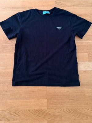 Svart Prada T-shirt - Svart Prada t shirt, perfekt för skolstarten och för er som vill ha något stiligt och skönt på er!