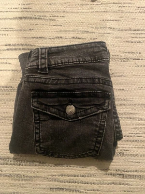 Grå/svarta bootcut jeans - Grå/svarta bootcut jeans från Gina, säljer pga att de ej kommer till användning längre. De är upplagda ca 10cm från ursprungslängden så de passar någon som är ca 160 lång🩶