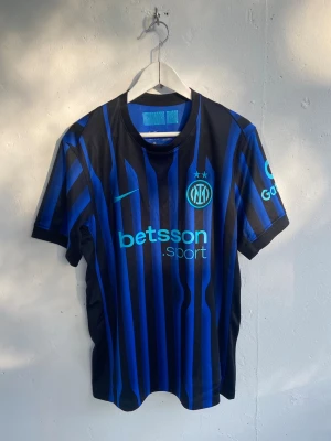 Inter Oficiella matchtröja 2024/2025  - Säljer en Inter Milan Match Authentic-tröja från säsongen 2024/25. Premiumversionen som är gjord för matchbruk, med Nike Dri-FIT ADV-material och Inter Milans klassiska blå/svarta design. Köpt på plats i Inter Store utanför san siro 🇮🇹. Storlek M. Nypris 1699kr. Använd väldigt sällan!