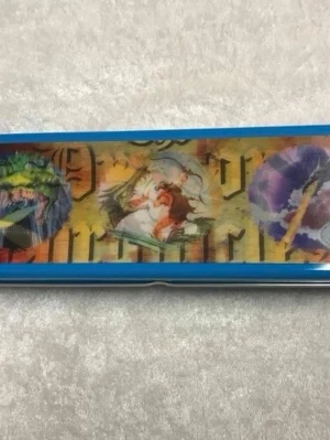 3D Motiv Drake / Dinosaur Pennskrin I Plåt  - Perfekt att använda som liten väska eller förvaring av småsaker. Tillverkad i metall och har ett coolt tryck på ovansidan.  Mått 20.00 *7.00 * 3.00 cm.   helt ny , finns fler kvar 