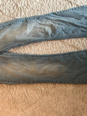 Ljusblå Nelly jeans med rosa detalj  - Säljer ett par populära ljusblå bootcut jeans med broderade rosa detaljer på bakfickorna. Jeansen har blivit upplagda, men inget man ser eller skulle tänka på! Nypris 700kr. Skriv privat om ni har frågor eller vill ha fler bilder etc💓💓