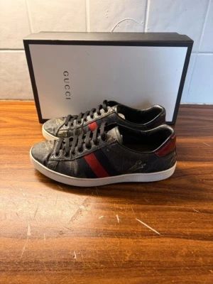 Gucci ace flying tiger - tja, Säljer dessa sjukt schyssta gucci skorna i jätte fint skick! Storkek UK8 passar dig med storlekarna 42-43. Limiterad modell som ej säljs längre och nypriset låg på 5 - 7 500KR men säljs hos oss för 2349KR. mvh 