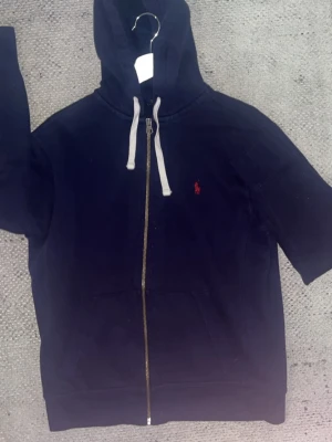 Ralph Lauren Zip - Jag säljer en riktigt fin Ralph Lauren Zip. Den är knappast använd och är i 10/10 skick. Nypris ligger på 2400 kr. Hör av er vid frågor! 