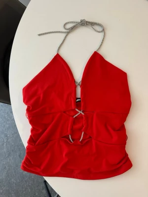 Halterneck topp  - Snygg halterneck topp från Bikbok med justerbara band framtill och öppen rygg. Knappast använd, fint skick!❤️