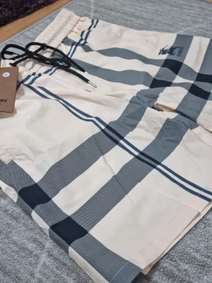 Burberry shorts  - Nya 
