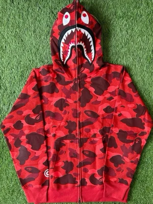  bape - Red bape hoodie, perfekt material o inte nån silky shit andra listar på plick