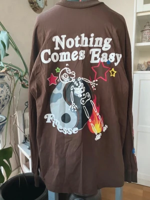 Oversized boohooMAN Yin Yang Långärmad T-shirt (Strl. S) - Säljer en chokladbrun långärmad t-shirt från boohooMAN i strl. S (passar även M pga oversized passform).   Ryggtryck samt på båda ärmarna och framsidan. Kraftigt material i 70% bomull / 30% polyester.   Jättefint skick, inga hål eller fläckar. Sparsamt använd!