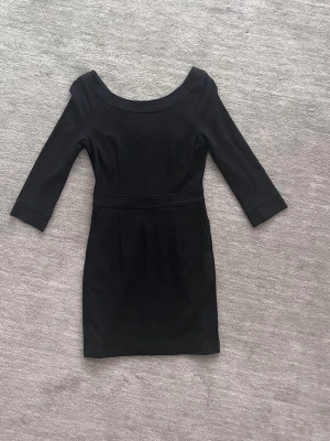 Bruuns Bazaar Copenhagen klänning - Svart, figursydd Bruuns Bazaar klänning. Båtringning framtill och v-ringning och dragkedja baktill. I ett mycket fint skick, inga defekter eller tecken på användning. Säljer pga att den är för stor för mig. 