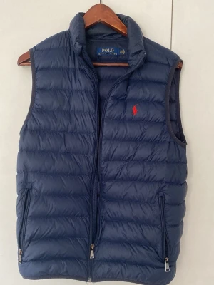 Ralph Lauren väst  - Ralph Lauren väst storlek S, inga som helst defekter, skriv vid funderingar! Givetvis äkta