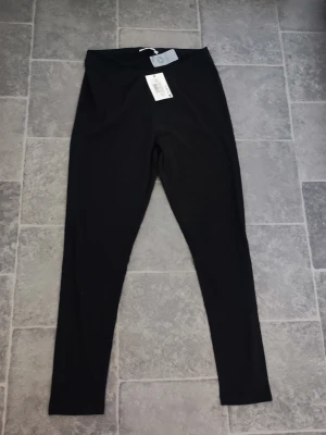 Svarta leggings - Säljer ett par klassiska svarta leggings. Perfekta att matcha med oversized tröjor eller hoodies. Materialet är stretchigt och mjukt för maximal komfort.