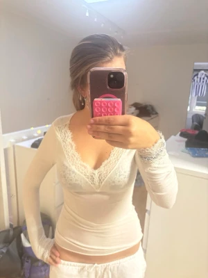 Intimissimi tröja   - Vit spets Intimissimi tröja. Använd fåtal gånger! 💕