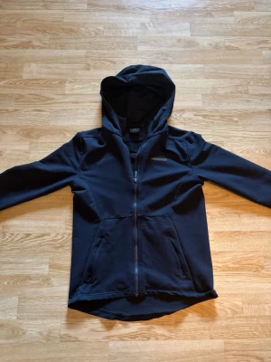 A-Z hoodie  - Tjena, säljer denna sällsynta A-Z zip hoodien. Denna hoodien är en modell som gjordes för 10 år sedan av Zlatan. Nypris ~1000kr, mitt pris 400kr. Pris kan diskuteras! Hör av er vid frågor eller funderingar! Storlek syns på sista bilden!