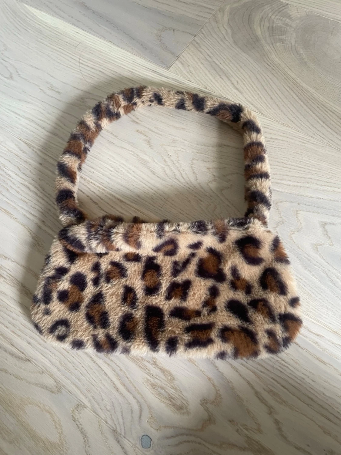 Leopardmönstrad fluffig handväska