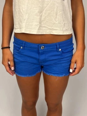 Superfina jeansshorts  - Superfina och sommriga blå jeansshorts | Storlek M | Jättebra skick! | Jag är 168cm lång och väger 60kg | Midjebredd 42cm | Kontakta mig vid fler frågor eller funderingar!💗