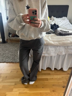 Grå kostymbyxor från Zara - Snygga grå kostymbyxor från Zara i rak modell. aldrig använda finns inga slitningar osv. ❤️