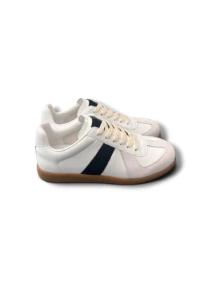 Maison Margiela Gats - Säljer nu dessa Maison Margiella Gats.                  Nyskick.                                                                         Storlek 43 kan även passa 42.                                  För mer info/justering av pris kom dm