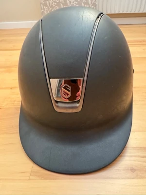 Samshield ridhjälm - Fin ridhjälm sparsamt använd. Aldrig avramlad eller tappad. Tvättbar avtagbar liner ingår. Storlek Medium cm (55-58)
