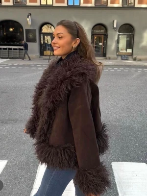 Brun pälsjacka med fluffiga detaljer - Säljer en mörkbrun pälsjacka 💗 perfekt för höstdagar ä kalla vinterdagar. super trendig å mysig jacka 🥰🥰 Inga defekter ALLS. Aldrig använt. Köpte förra året men hann aldrig använda pga att jag flyttade utomlands till värme!