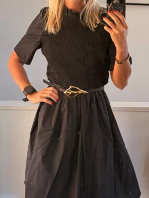 Svart klänning från Saint Tropez - Säljer en svart klänning från Saint. Perfekt att styla med boots eller sneakers.