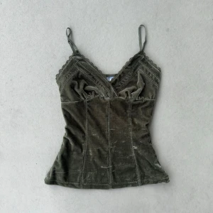 bella swan babydoll top - vacker vintage fairycore 2000tals topp 🩵bella swan stil smickrande åtsittande passform, mycket bra skick passar xs/s, på lappen står s men den är liten i storlek  leverans inom 24h  