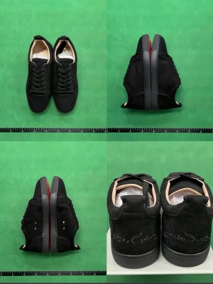 Svarta sneakers med röd sula - Stilrena svarta sneakers med låg profil och klassisk snörning. Skorna har en unik röd sula och detaljer i mocka samt textur på hälen. Insidan är ljus och kontrasterar snyggt mot det svarta yttermaterialet. Perfekta för dig som gillar en clean och modern look.