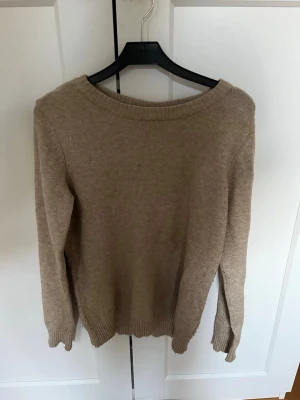 Beige stickad tröja med rund hals - Säljer denhär beiga stickade tröjan från vila då den inte kommer till användning.