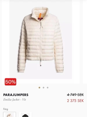 Vit pufferjacka från Parajumpers - Snygg vit pufferjacka från Parajumpers, modell Emilia Jacket. Jackan har hög krage, dragkedja framtill och quiltad design. Perfekt för kalla dagar och ger en clean, modern look. Lätt vadderad och riktigt skön att bära.