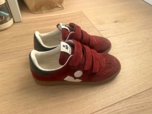Isabel marant sneakers  - Vinröda isabel marant sneakers i storlek 39. Köpt nya, aldrig använda. Påse finns även 