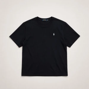 Svart t-shirt från Polo Ralph Lauren - Denna kommer säljas på auktion på Plick! Följ för att inte missa det! 