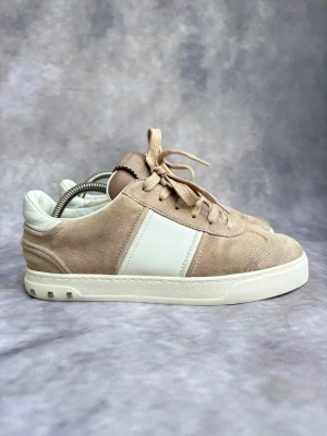 Valentino Flycrew - Stl 38 - Fina Valentino skor i vitt och beige/rosa, perfekt till våren och sommaren! De är mer ljusrosa än dem ser ut i bilderna🌷🏖️ | Mycket bra skick: 9,2/10 | Storlek: 38  | Ingår: Endast Skorna 🙌 | Nypris: Ca 5500kr | Självklart äkta. Hör av dig vid frågor // Galgen 🫡