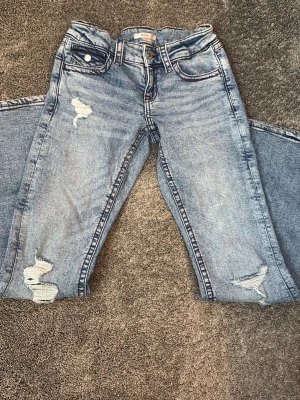 Snygga jeans - Köparen står för frakt. Säljer ett par snygga jeans från Gina Tricot med rosa detaljer, hål vid knäna och fina bakfickor. En trendig och fin modell som passar till det mesta! 💕💙✨ ✨ Märke: Gina Tricot ✨ Storlek: 158 ✨ Detaljer: Rosa detaljer, hål vid knäna & snygga bakfickor ✨ Skick: Fint använt skick Hör gärna av dig om du har frågor eller vill ha fler bilder! 💕