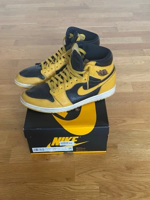 Nike Air Jordan 1 Retro High OG Pollen 45 US 11 OG Box - Säljer ett par Nike Air Jordan 1 ”Pollen” sneakers i svart och gult läder i storlek 45.  Skick: 8/10.  Normalt slitage på sulan + creases på tån, se bilder.   Övrigt i bra skick, inga separeringar eller stora repor. 