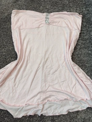 Söt topp - Köparen står för frakt. Säljer en fin rosa topp från Zoul med glittriga silverpaljetter upptill och fina volanger. Perfekt för både fest och andra tillfällen där man vill piffa upp outfiten! 💕✨ ✨ Märke: Zoul ✨ Färg: Rosa ✨ Detaljer: Silverpaljetter & volanger ✨ Storlek: M ✨ Skick: Fint använt skick Hör gärna av dig om du har frågor eller vill ha fler bilder! 💕