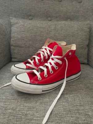 Röda Converse sneakers - Ett par röda converse i storlek 39. Jag har enbart använt fåtal gånger (och de har självklart blivit tvättade på bilderna!) Det enda som tyder på användning är de gråa märkena i den sista bilden, utöver det är de som nya.