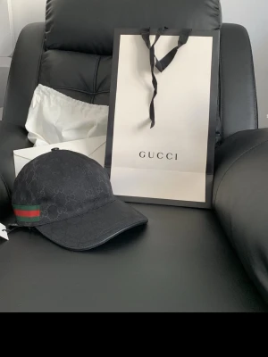 ÄKTA GUCCI keps  - Säljer min Gucci keps. Kepsen köptes 2019 och har inte använts så mycket den är i storlek xs 56 