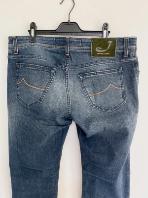 Jacob Cohën Jeans - Riktigt feta Jacobcohen jeans! Toppskick, inga defekter. Storlek 32 men sitter mer 33/30, midja=44, Längd=100. Modellen är 688 och sitter slim/regular. Kontakta mig för fler frågor och funderingar!