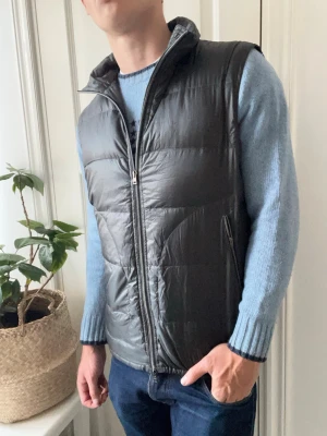Herno light weight dun väst  - Herno light weight dun väst , modellen som bär är 180 cm 75 kg. Den är relativt använd men inga större defekter. Högkvalite vilket förväntas av Herno märket. Säljer då den ej kommer till användning längre. Storleken är M 