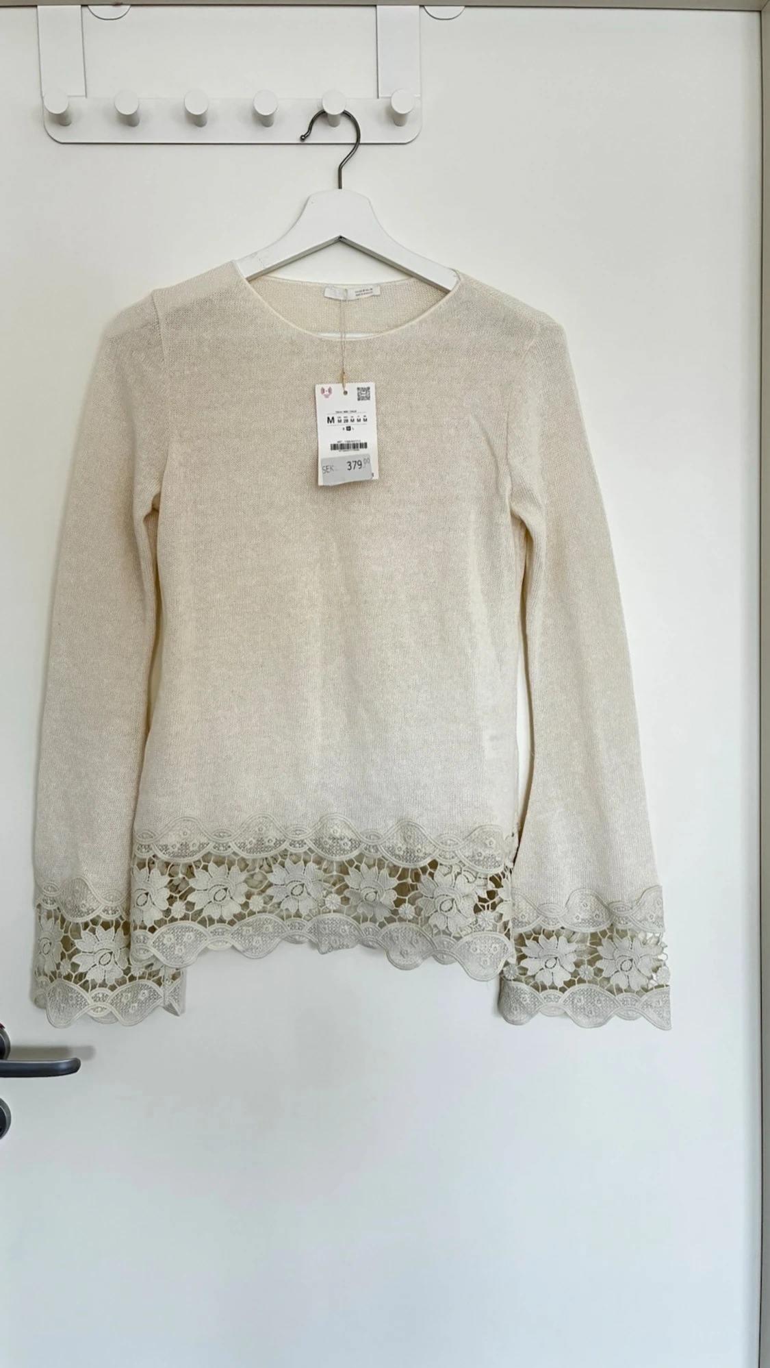 Krämvitt loungewear-set med spetsdetaljer - 2