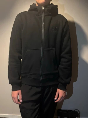 Cp company kofta -  Skön Cp company Kofta med klassiska CP company Glasögon design där bak som är riktig Unik!                                                      Fraktar nästa dag du köper!