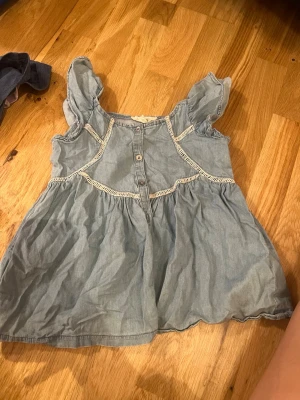 Söt tröja med fina detaljer - Fin tröja med detaljer och knappar, skriv för mer frågor eller funderingar!😊💖
